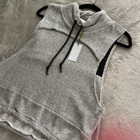 Heather gray workout pullover - Picture 2 of 7